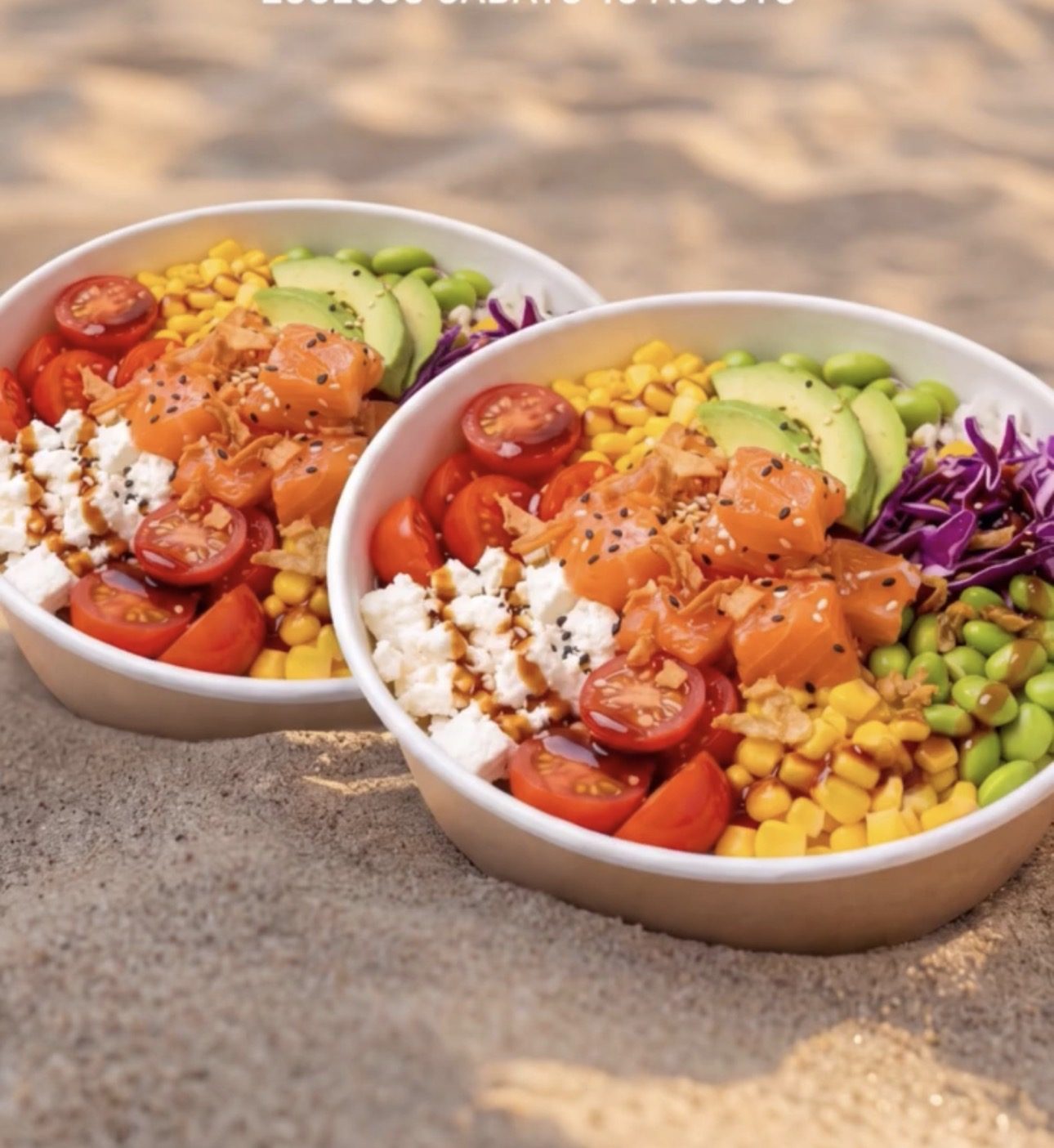 Due bowl Manõ Poké sulla sabbia, atmosfera estiva